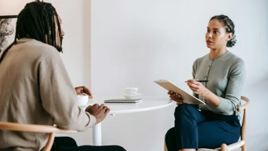 Therapist and patient during clinical evaluation session